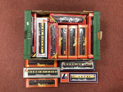 Lot 368 - Twenty-seven boxed 00 gauge coaches by Hornby,...
