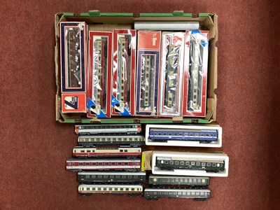 Lot 423 - Seventeen HO scale European outline coaches...
