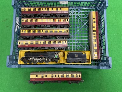 Lot 605 - A Triang 00 gauge express train comprising...