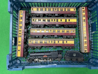 Lot 626 - A Triang 00 gauge express train comprising...