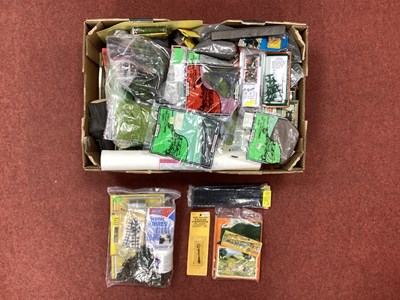 Lot 375 - A large box of 00/HO scenic materials and...