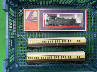 Lot 647 - An 00 gauge GWR branch train comprising a...