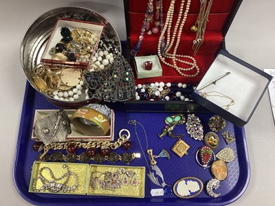Lot 190 - An Art Deco Style Necklace, with alternate...