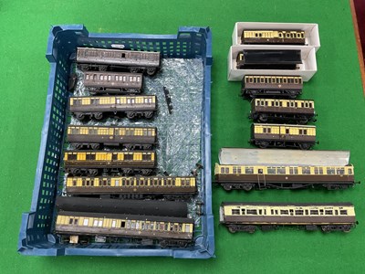 Lot 538 - Fourteen 00 gauge kit-built Great Western...