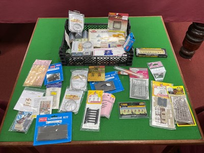 Lot 565 - A quantity of N gauge scenic accessories and...