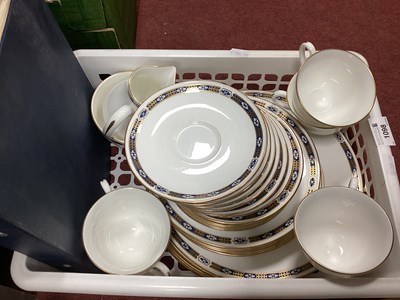 Lot 1098 - Royal Worcester 'Grovenor's' Table China of 31...