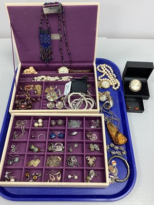 Lot 170 - An Assortment of Vintage and Later Jewellery,...