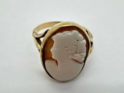 Lot 54 - A Vintage Carved Shell Cameo Ring, the oval...