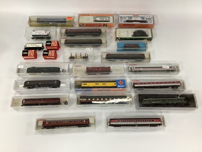 Lot 657 - Twenty-Four 'N' Gauge/2mm Cased Items of...