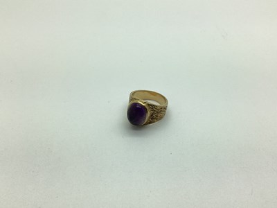 Lot 251 - A 9ct gold Single Stone Ring, oval cabochon...