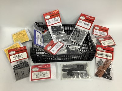 Lot 501 - Sixteen OO Gauge / 4mm Plastic Model Rolling...