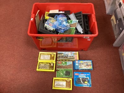 Lot 460 - A Quantity of N Gauge / 2mm Lineside...