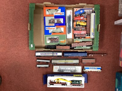 Lot 440 - Twenty-seven HO scale European freight wagons...