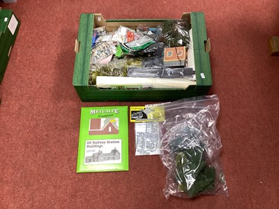 Lot 412 - A large quantity of 00 gauge scenic...