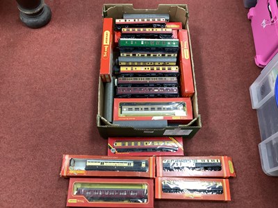 Lot 469 - Approximately thirty-four 00 gauge coaches...