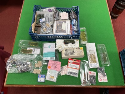 Lot 594 - A quantity of 0 gauge kits and accessories,...