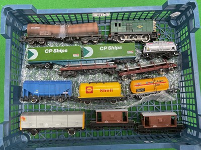 Lot 611 - An 00 gauge modern mixed goods train,...