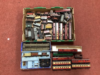 Lot 418 - Fifty plus Items of Hornby Dublo 'OO'...