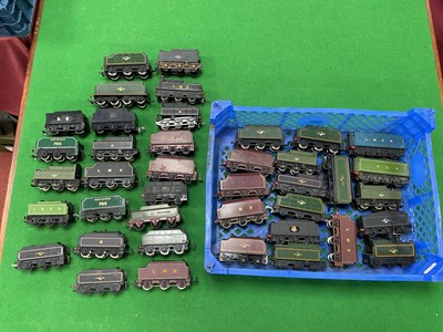 Lot 533 - Approximately thirty-nine 00 gauge steam...