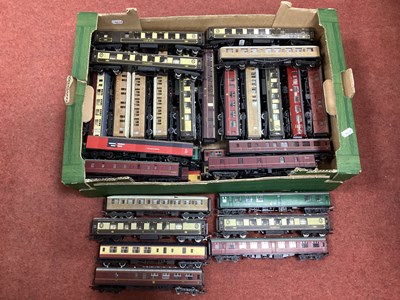 Lot 433 - Approximately forty-three unboxed 00 gauge...