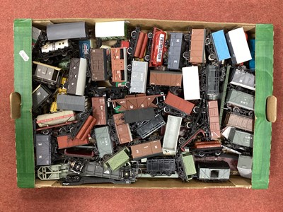 Lot 442 - Approximately ninety 00 gauge wagons, by...
