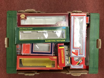 Lot 389 - Approximately twenty-nine empty 00 gauge...