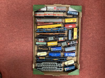 Lot 446 - Approximately thirty modern image 00 gauge...