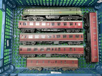 Lot 634 - An OO gauge 1960s express train, including...