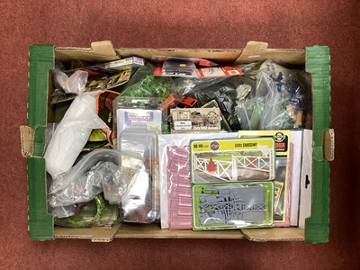 Lot 484 - A large quantity of 00/HO scenic items and...