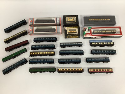 Lot 655 - Twenty N gauge coaches, two bogie vans, and...