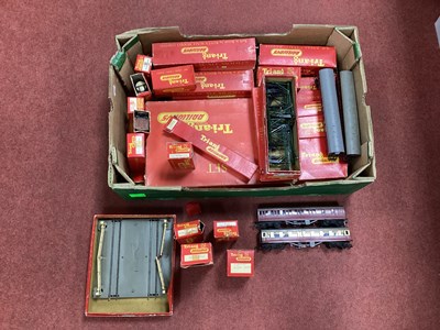 Lot 400 - A large quantity of mainly boxed Triang 00...