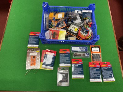 Lot 622 - A quantity of model railway electrical and...