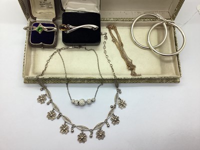 Lot 185 - Vintage Filigree Flowerhead Necklace, stylish...