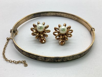 Lot 176 - A Pair of Vintage Single Pearl Clip On...