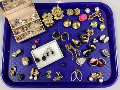 Lot 267 - A Collection of Assorted Vintage and Later...