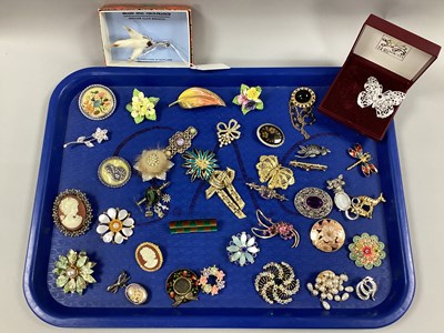 Lot 232 - A Collection of Assorted Costume Brooches,...