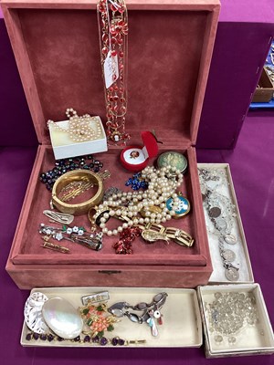Lot 264 - Vintage and Later Costume Jewellery, including...