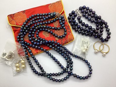 Lot 188 - A Modern Peacock Coloured Pearl Bead Necklace,...