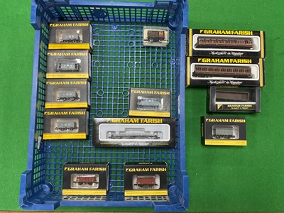 Lot 638 - Twelve boxed Graham Farish N gauge wagons and...