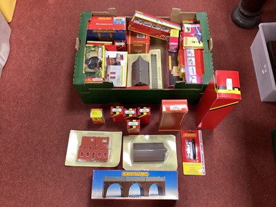 Lot 398 - A quantity of Hornby and Skaledale 00 gauge...