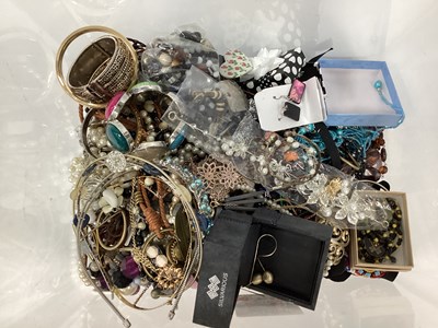 Lot 1126 - Assorted Modern Costume Jewellery, including...