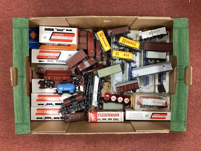 Lot 482 - Approximately forty-four HO scale European...
