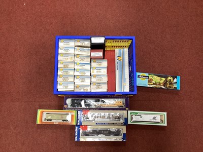 Lot 439 - Twenty Eight 'HO' Gauge U.S.A. Outline Boxed...
