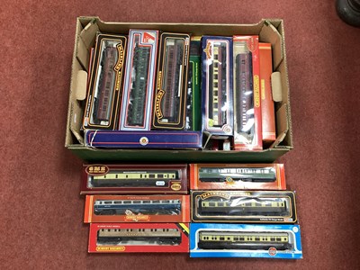 Lot 391 - Approximately twenty-four boxed 00 gauge...