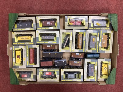 Lot 392 - Approximately twenty-four Wrenn 00 gauge...