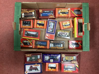 Lot 488 - Approximately twenty-five boxed 00 gauge...