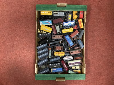 Lot 449 - Approximately eighty 00 gauge wagons and brake...