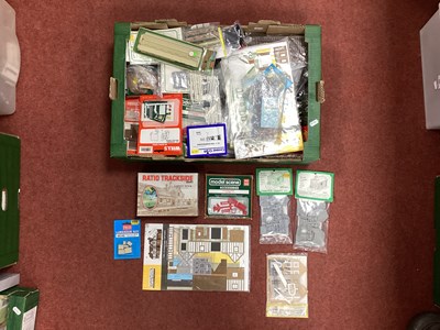 Lot 422 - A large quantity of OO/HO scenic items and...