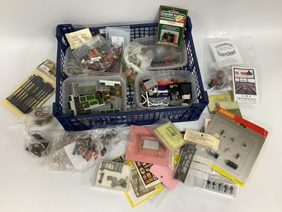 Lot 651 - A collection of 00/HO small accessories and...