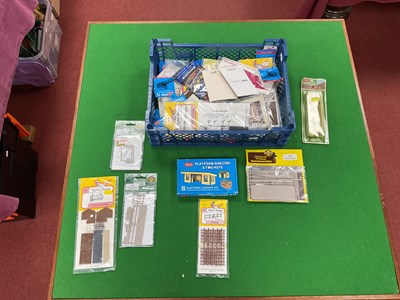 Lot 356 - A quantity of N gauge scenic items and...